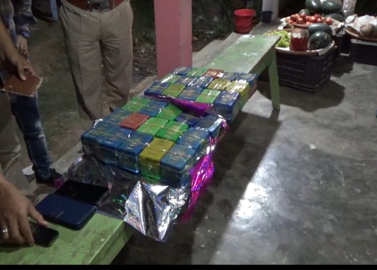 হোজাইত আৰক্ষীৰ সফল অভিযানঃ জব্দ কৰিলে ৬০ টা চাবোনৰ বাকচ ভৰ্তি ড্ৰাগছ সহ দুই সৰবৰাহকাৰী 1 হোজাইত আৰক্ষীৰ সফল অভিযানঃ জব্দ কৰিলে ৬০ টা চাবোনৰ বাকচ ভৰ্তি ড্ৰাগছ সহ দুই সৰবৰাহকাৰী