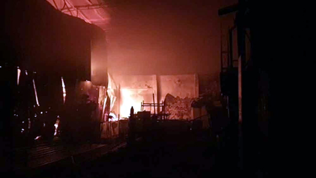 কাঠৰ গুদামত ভয়াৱহ অগ্নিকাণ্ডত তেলেঙ্গানাত শুই থকা অৱস্থাতে মৃত্যু ১১ শ্রমিকৰ 1 কাঠৰ গুদামত ভয়াৱহ অগ্নিকাণ্ডত তেলেঙ্গানাত শুই থকা অৱস্থাতে মৃত্যু ১১ শ্রমিকৰ