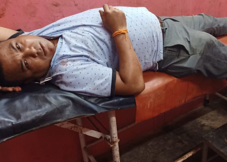 মাঞ্জাত বলেৰ'সহ পথ দুৰ্ঘটনাত হৈ আহত আগছুৰ ৰাজ্যিক সভাপতি : 1 মাঞ্জাত বলেৰ’সহ পথ দুৰ্ঘটনাত হৈ আহত আগছুৰ ৰাজ্যিক সভাপতি :