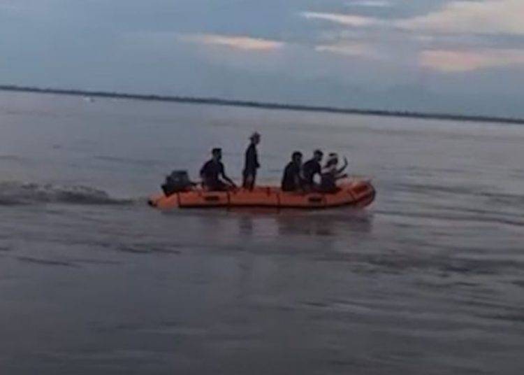ধুমুহা-বৰষুণৰ ফলত দুৰ্ঘটনাত পতিত এখন নাওঁ, শিশুসহ তিনি গৰাকীৰ মৃত্যুঃ 1 ধুমুহা-বৰষুণৰ ফলত দুৰ্ঘটনাত পতিত এখন নাওঁ, শিশুসহ তিনি গৰাকীৰ মৃত্যুঃ