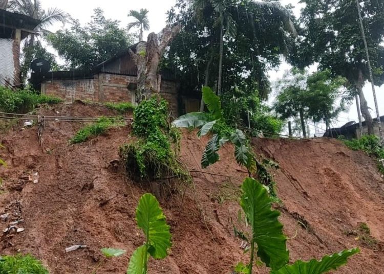 গুৱাহাটী নৱগ্ৰহ মন্দিৰৰ পাহাৰৰ গোলোক ঘাম পথত ভয়ংকৰ ভূমিস্খলন 1 গুৱাহাটী নৱগ্ৰহ মন্দিৰৰ পাহাৰৰ গোলোক ঘাম পথত ভয়ংকৰ ভূমিস্খলন