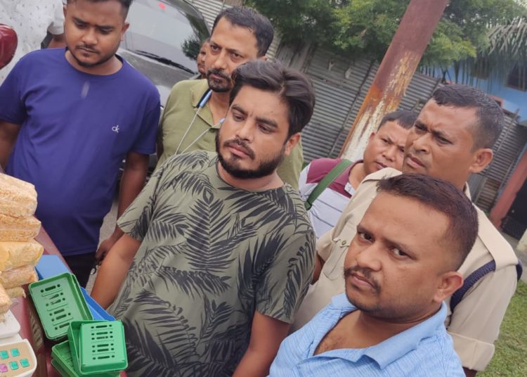 ড্ৰাগছ বিৰোধী ৰঙিয়া আৰক্ষীৰ সফলতাঃ ২ কোটি টকাৰ ড্ৰাগছ সহ আটক সৰবৰাহকাৰী 1 ড্ৰাগছ বিৰোধী ৰঙিয়া আৰক্ষীৰ সফলতাঃ ২ কোটি টকাৰ ড্ৰাগছ সহ আটক সৰবৰাহকাৰী