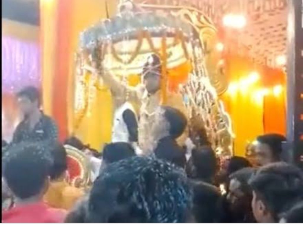 বন্ধুৰ পৰা বন্দুক লৈ উল্লাসত মতলীয়া দৰা : পিছে দৰাৰ গুলীতে মৃত্যু বন্ধুৰ! 3 বন্দুক লৈ উল্লাসত মতলীয়া দৰা