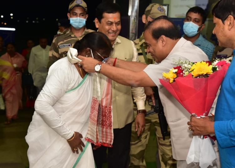 গুৱাহাটীলৈ অহা দ্ৰৌপদী মুৰ্মুক উষ্ম আদৰণি বৰঝাৰতঃ 1 গুৱাহাটীলৈ অহা দ্ৰৌপদী মুৰ্মুক উষ্ম আদৰণি বৰঝাৰতঃ