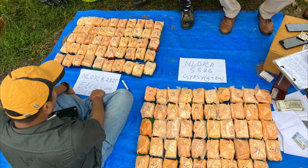 ১ কেজি ৩৩০ গ্ৰাম সন্দেহযুক্ত হেৰ'ইন