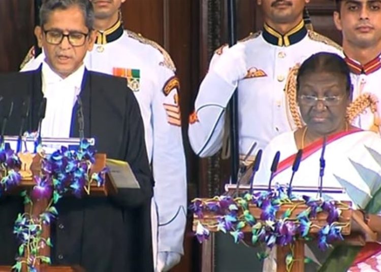 গান্ধীৰ সমাধিত শ্রদ্ধা জনাই দেশৰ সৰ্বকনিষ্ঠ ৰাষ্ট্রপতি হিচাবে শপত গ্ৰহণ দ্ৰৌপদী মুৰ্মুৰ 1 গান্ধীৰ সমাধিত শ্রদ্ধা জনাই দেশৰ সৰ্বকনিষ্ঠ ৰাষ্ট্রপতি হিচাবে শপত গ্ৰহণ দ্ৰৌপদী মুৰ্মুৰ