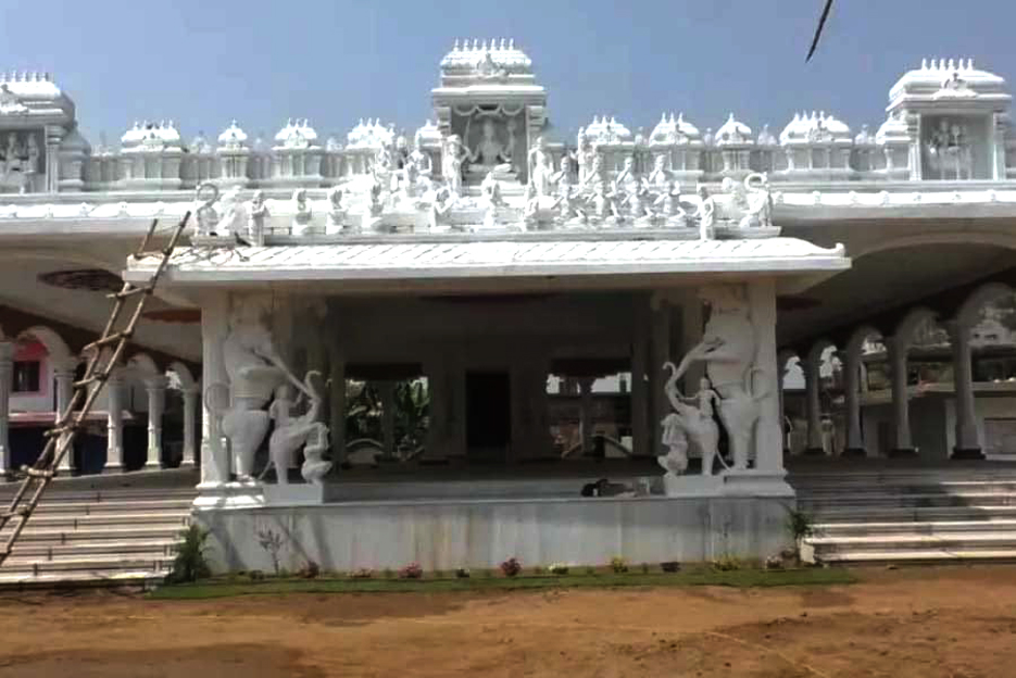Modern shahjahan I আধুনিক শ্বাহজাহান : পত্নীৰ সপোন পূৰণৰ বাবে নিৰ্মাণ কৰিলে ৭ কোটি টকাৰ মন্দিৰ 3 মন্দিৰ