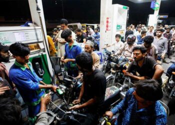 Pakistan Economy Crisis! পাকিস্তানত ব্যাপক অৰ্থনৈতিক সংকট! আটা-ময়দা কিনোতেই কাহিল অৱস্থা সাধাৰণ জনতাৰ 4 Pakistan Economy Crisis! পাকিস্তানত ব্যাপক অৰ্থনৈতিক সংকট! আটা-ময়দা কিনোতেই কাহিল অৱস্থা সাধাৰণ জনতাৰ