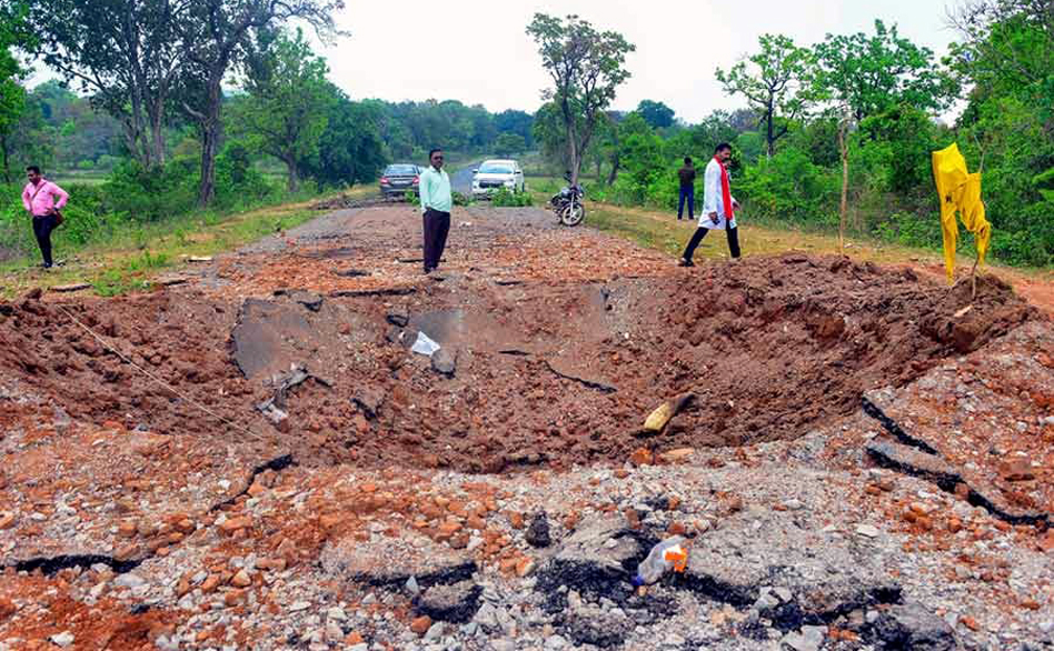 Maoists I দুমাহ আগতে পোতা হৈছিল বিস্ফোৰক! ছত্তীশগড়ত আৰক্ষীৰ হত্যাত 'কমাণ্ড আইইডি'ৰ ব্যৱহাৰ 3 ছত্তীশগড়