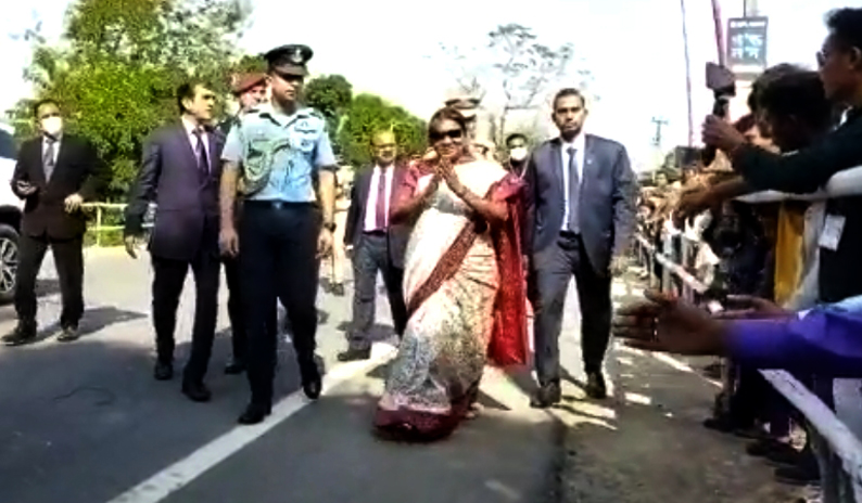 President of India I বোকাখাতত ৰাষ্ট্ৰপতিক বিপুল আদৰণী : খোজকাঢ়ি স্পৰ্শ ছাত্ৰ-ছাত্ৰীৰ হাত 3 বোকাখাতত ৰাষ্ট্ৰপতি