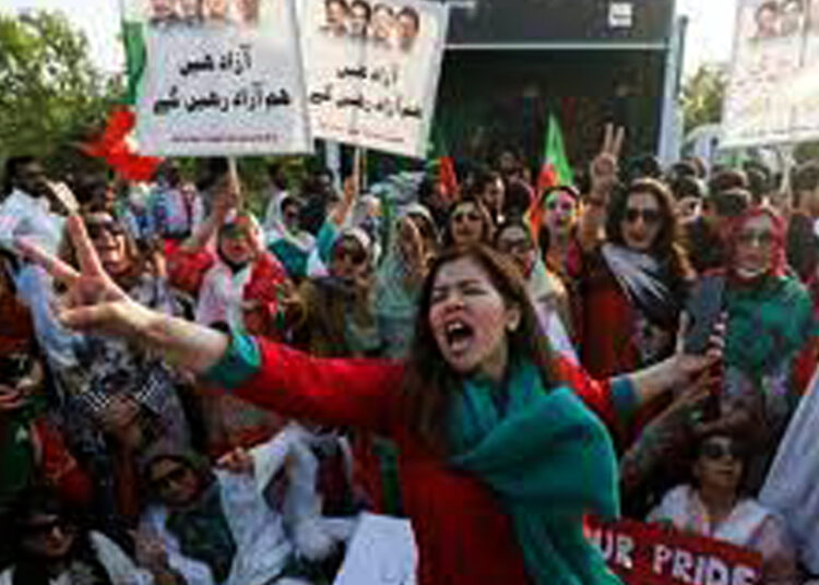 Pakistan is trouble I ইমৰাণ খানক মুক্তিৰ দাবীত পাকিস্তানত ব্যাপক প্ৰতিবাদ, হিংসাত্মক ঘটনাত জ্বলিছে পাকিস্তান 1 Pakistan is trouble I ইমৰাণ খানক মুক্তিৰ দাবীত পাকিস্তানত ব্যাপক প্ৰতিবাদ, হিংসাত্মক ঘটনাত জ্বলিছে পাকিস্তান
