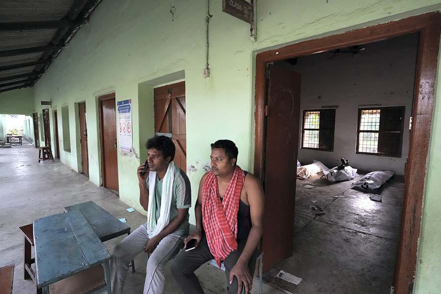 Odisha school was turned into makeshift morgue | ৰেল দুৰ্ঘটনাৰ পিছত অস্থায়ী মৰ্গ হিচাপে ব্যৱহাৰ, ভাঙি পেলাব ওড়িশাৰ বাহানগা বজাৰ বিদ্যালয় 3 Odisha School