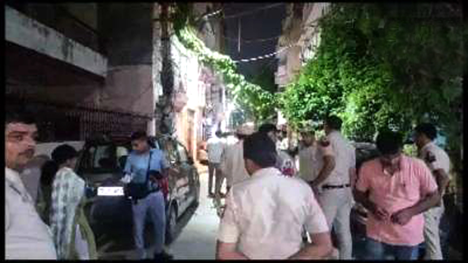 Man Shoots Woman In Delhi I দিল্লীৰ পথত প্ৰকাশ্যে গুলীয়াই হত্যা মহিলাক, আত্মঘাতী অভিযুক্তও 3 দিল্লীৰ পথত প্ৰকাশ্যে গুলীয়াই হত্যা মহিলাক