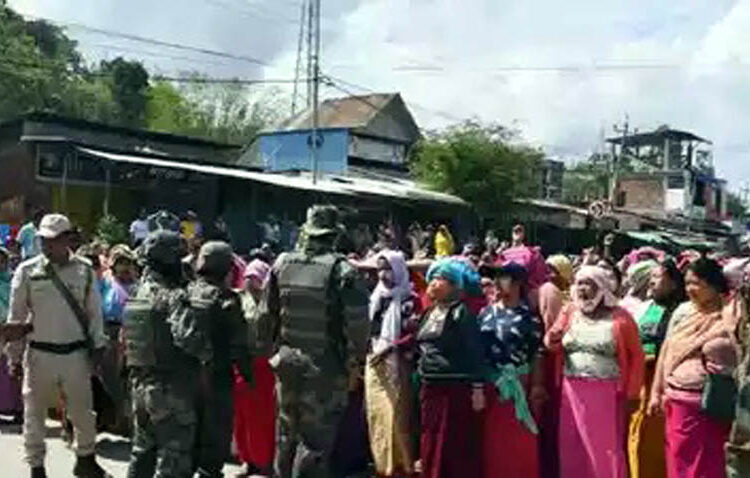 Fresh Violence in Manipur I মণিপুৰত পুনৰ সংঘৰ্ষ, মেইটেই মহিলাৰ নিৰাপত্তা বাহিনীলৈ ইটাবৰ্ষণত আহত কমেও ১৭ 1 Fresh Violence in Manipur I মণিপুৰত পুনৰ সংঘৰ্ষ, মেইটেই মহিলাৰ নিৰাপত্তা বাহিনীলৈ ইটাবৰ্ষণত আহত কমেও ১৭