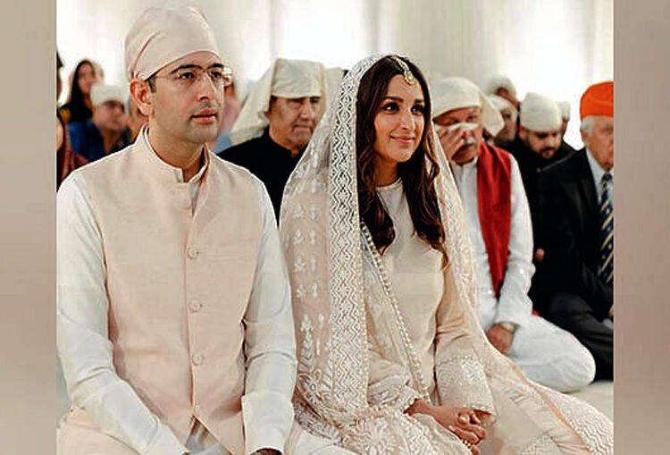 Pariniti Chopra marriage ceremony I পৰিনীতি চোপ্ৰাৰ বিয়াত কিয় উপস্থিত নাই প্ৰিয়ংকা, তীব্ৰ সমালোচনা অনুৰাগীৰ 1 Pariniti Chopra marriage ceremony I পৰিনীতি চোপ্ৰাৰ বিয়াত কিয় উপস্থিত নাই প্ৰিয়ংকা, তীব্ৰ সমালোচনা অনুৰাগীৰ