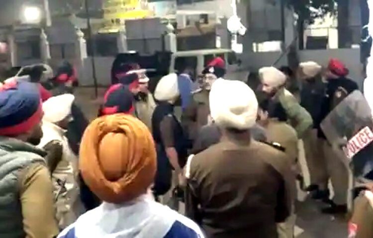 Punjab Gurudwara attack : গুৰুদ্বাৰত নিৰ্বিচাৰ গুলীচালনাত কনিষ্টবলৰ মৃত্যু, আহত ৫ 1 Punjab Gurudwara attack : গুৰুদ্বাৰত নিৰ্বিচাৰ গুলীচালনাত কনিষ্টবলৰ মৃত্যু, আহত ৫