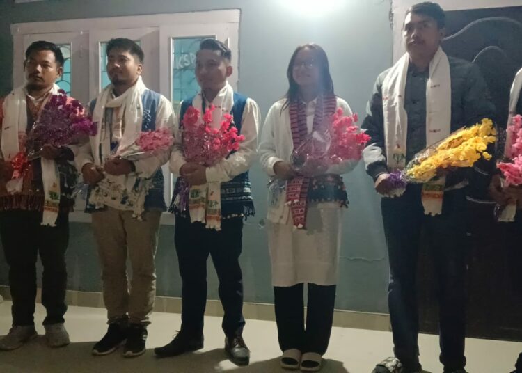 অসম বিশ্ববিদ্যালয় ডিফু চৌহদ নিৰ্বাচনত কেএছএ ইংলংফ' গোটৰ বৃহৎ জয়কলৈ ডিফুত সংবাদমেল 1 অসম বিশ্ববিদ্যালয় ডিফু চৌহদ নিৰ্বাচনত কেএছএ ইংলংফ’ গোটৰ বৃহৎ জয়কলৈ ডিফুত সংবাদমেল