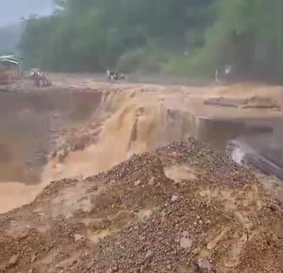 Landslide in Silchar Guwahati Road : শিলচৰ-গুৱাহাটী পথত ভয়ংকৰ ভূমিস্খলন, বন্ধ শিলচৰ-গুৱাহাটী পথ 3 eroson | ASSAM TIMES POST