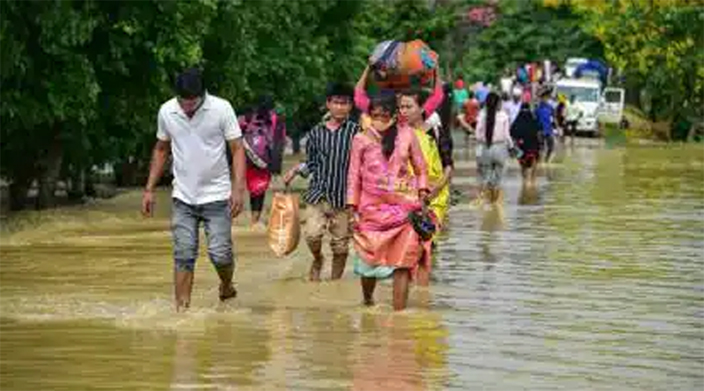 Assam flood situation : অপৰিৱৰ্তিত ৰাজ্যৰ বান পৰিস্থিতি, ১৯ জিলাৰ ৫৭৯ গাঁও ক্ষতিগ্ৰস্ত 1 Assam flood situation : অপৰিৱৰ্তিত ৰাজ্যৰ বান পৰিস্থিতি, ১৯ জিলাৰ ৫৭৯ গাঁও ক্ষতিগ্ৰস্ত