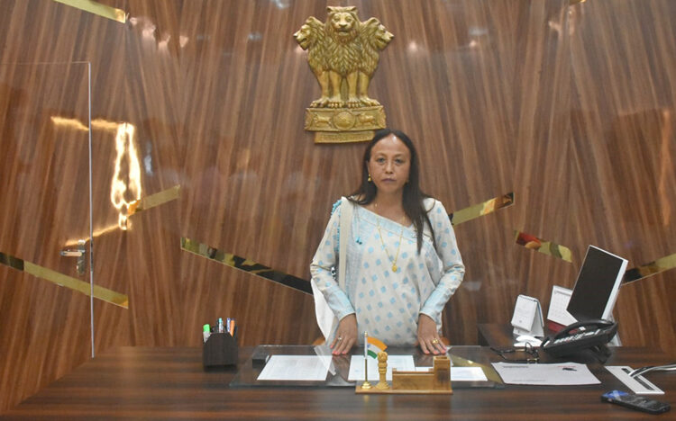 Karbi woman Nirola Phangchopi I প্ৰথমবাৰৰ বাবে কাৰবি আংলঙৰ জিলা আয়ুক্তৰ আসনৰ শোভাবৰ্ধন কাৰবি মহিলা নিৰলা ফাংচ'পীৰ 1 Karbi woman Nirola Phangchopi I প্ৰথমবাৰৰ বাবে কাৰবি আংলঙৰ জিলা আয়ুক্তৰ আসনৰ শোভাবৰ্ধন কাৰবি মহিলা নিৰলা ফাংচ’পীৰ