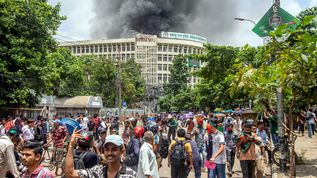 Bangladesh Political Crisis : লুণ্ঠন কৰা অস্ত্ৰ ঘূৰাই দিয়াৰ বাবে সাত দিনৰ সময় বান্ধি দিলে বাংলাদেশৰ অন্তৱৰ্তীকালীন চৰকাৰে 3 Bang 1 | ASSAM TIMES POST