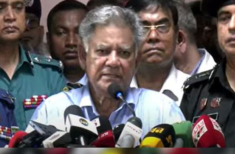 Bangladesh Political Crisis : লুণ্ঠন কৰা অস্ত্ৰ ঘূৰাই দিয়াৰ বাবে সাত দিনৰ সময় বান্ধি দিলে বাংলাদেশৰ অন্তৱৰ্তীকালীন চৰকাৰে 1 Bangladesh Political Crisis : লুণ্ঠন কৰা অস্ত্ৰ ঘূৰাই দিয়াৰ বাবে সাত দিনৰ সময় বান্ধি দিলে বাংলাদেশৰ অন্তৱৰ্তীকালীন চৰকাৰে