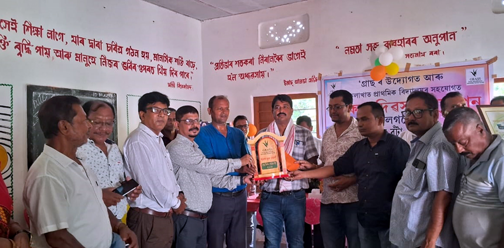 Voluntary Organization Grass : শিক্ষক দিৱসত "গ্ৰাছ"ৰ "গ্ৰাছ নিৰ্মল সেউজ বঁটা" কৈলাখাত প্ৰাথমিক বিদ্যালয়ক প্ৰদান 3 boka1 | ASSAM TIMES POST