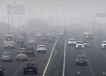Delhi Pollution : দীপাৱলীৰ পুৱা ধোঁৱাৰে ধূসৰ দিল্লী, চিন্তা প্ৰশাসনৰ 5 Delhi Pollution : দীপাৱলীৰ পুৱা ধোঁৱাৰে ধূসৰ দিল্লী, চিন্তা প্ৰশাসনৰ