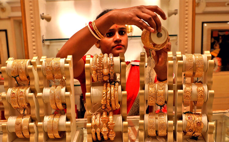 Today’s Gold Plunge : Gold Prices Dip to Rs 76,900, Silver Tumbles to Rs 94,900