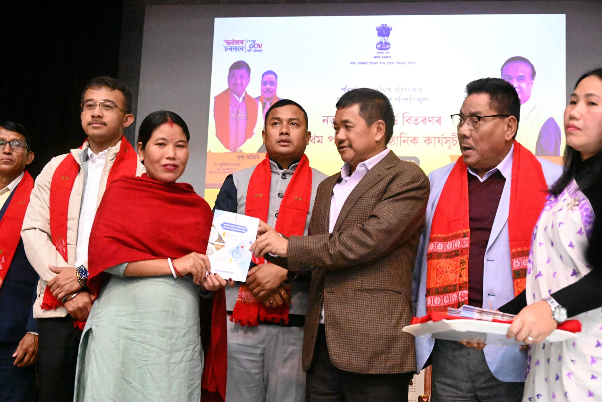 কাৰ্বি আংলং জিলাত ৰাষ্ট্ৰীয় খাদ্য সুৰক্ষা আইনৰ অধীনত হিতাধিকাৰীৰ মাজত বিনামূলীয়া ৰেচন কাৰ্ড বিতৰণ: 3 কাৰ্বি আংলং জিলাত ৰাষ্ট্ৰীয় খাদ্য সুৰক্ষা আইনৰ অধীনত হিতাধিকাৰীৰ মাজত বিনামূলীয়া ৰেচন কাৰ্ড বিতৰণ: