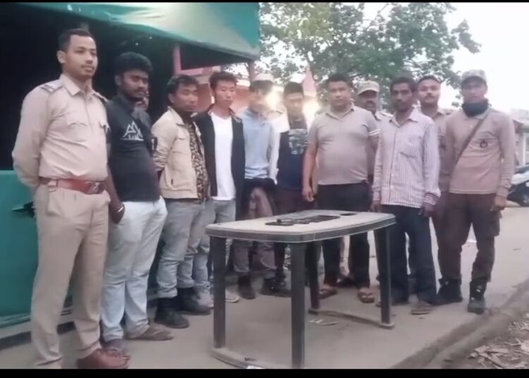 ৰঙালী বিহুৰ প্ৰাকক্ষণত অসম-নাগালেণ্ড সীমান্ত লাহৰিজানত আৰক্ষীৰ জালত পিষ্টল, সজীৱ গুলী আৰু মেগজিন সহ চাৰি যুৱক 1 ৰঙালী বিহুৰ প্ৰাকক্ষণত অসম-নাগালেণ্ড সীমান্ত লাহৰিজানত আৰক্ষীৰ জালত পিষ্টল, সজীৱ গুলী আৰু মেগজিন সহ চাৰি যুৱক