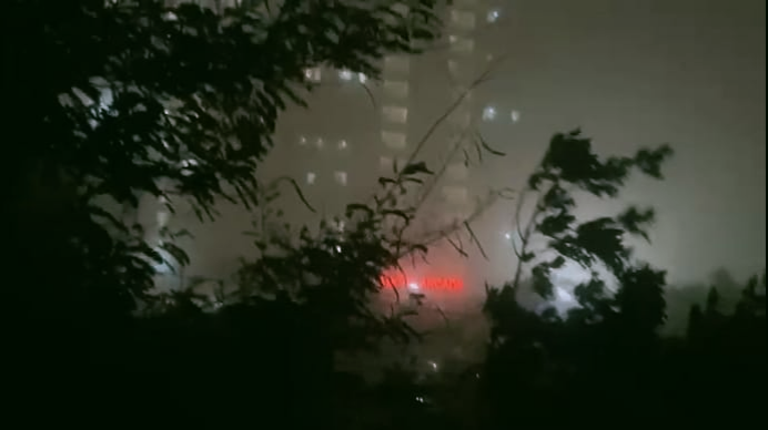 Delhi hits heavy rains । দিল্লীত প্ৰচণ্ড বৰষুণত দুজনৰ মৃত্যু, ধুমুহাত গছ উভালি যাতায়াত ব্যাহত, বিমান সেৱাও ব্যাহত 3 Delhi hits heavy rains ।