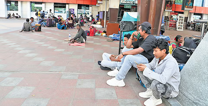 For voting : লক্ষ্ণৌ এৰিছে অসম আৰু বংগৰ প্ৰব্ৰজনকাৰী শ্ৰমিকে 1 For voting : লক্ষ্ণৌ এৰিছে অসম আৰু বংগৰ প্ৰব্ৰজনকাৰী শ্ৰমিকে